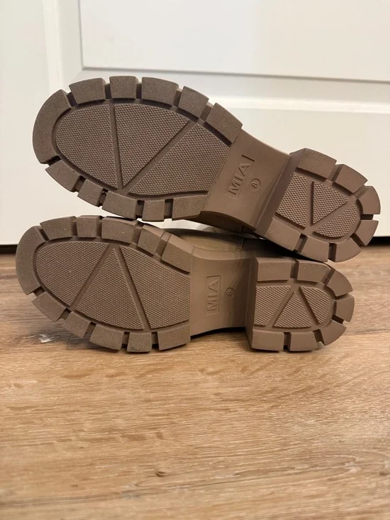 MIA Chunky Chelsea Ankle Boots in Taupe - Picture 4 of 4